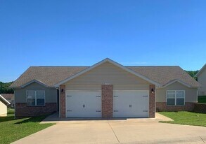 105 Edna St in Waynesville, MO - Building Photo