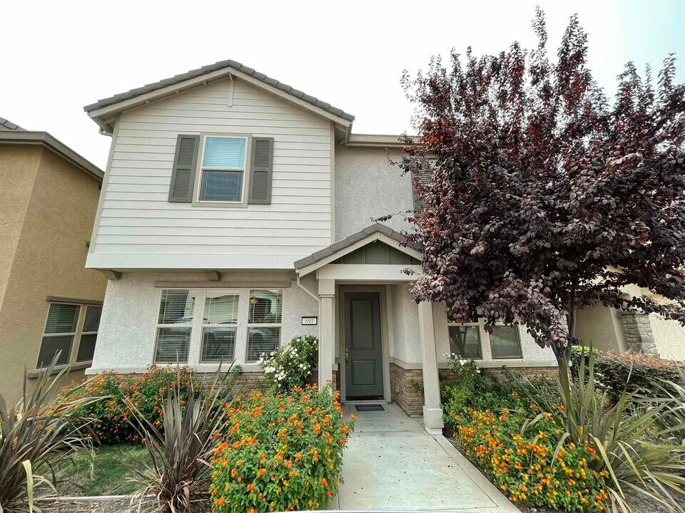 691 Addison Ln in Folsom, CA - Building Photo
