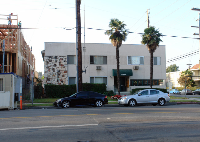 14254 Burbank Blvd in Van Nuys, CA - Building Photo - Building Photo