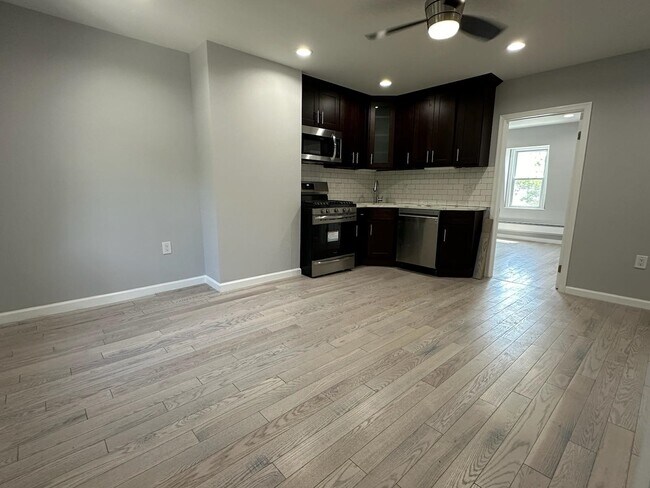 376 Forrest St, Unit 3 in Jersey City, NJ - Building Photo - Building Photo