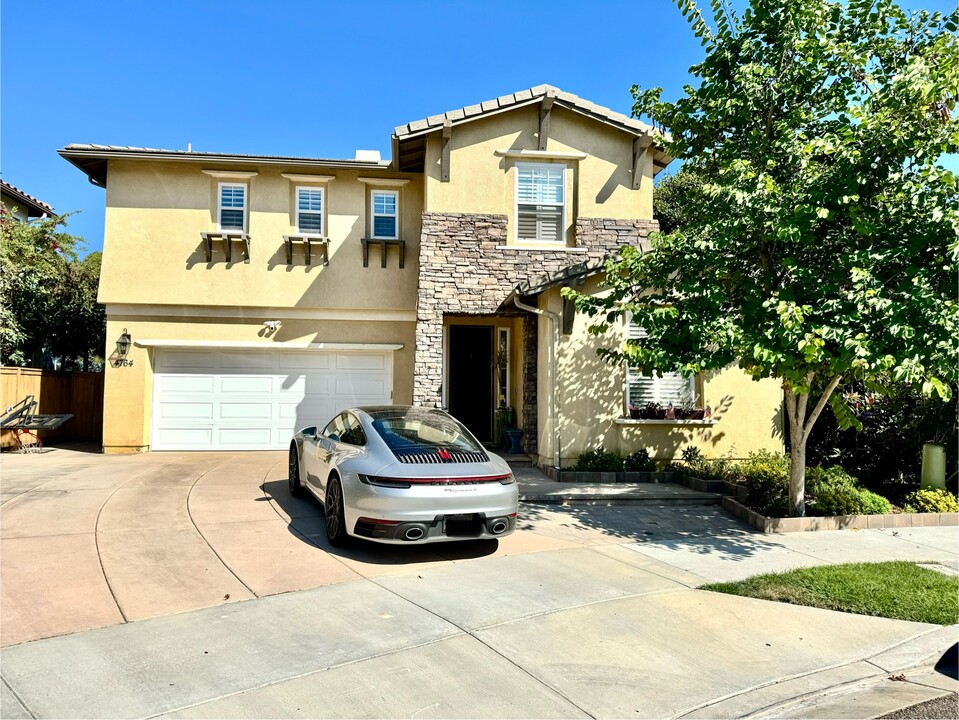 4764 Crater Rim Rd in Carlsbad, CA - Foto de edificio