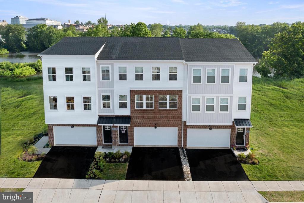 75 Continental Wy in Bridgeport, PA - Building Photo