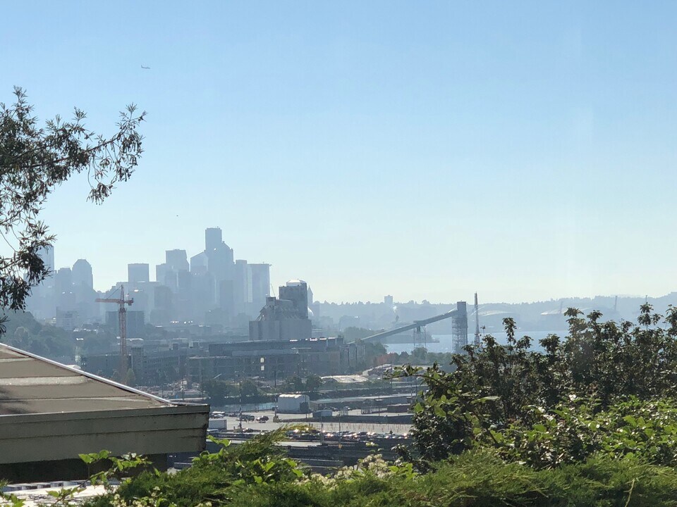 2333 W Plymouth St, Unit #2 in Seattle, WA - Building Photo