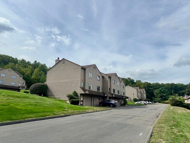 489 Wolcott St in Bristol, CT - Foto de edificio - Building Photo