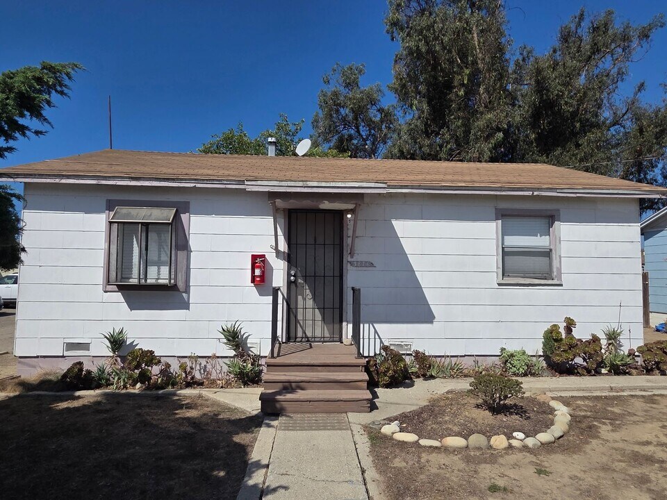 3876 E Main St in Ventura, CA - Building Photo