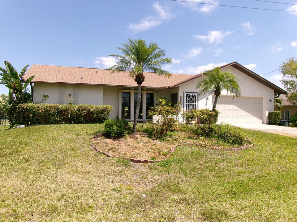 33 SE 12th Ct in Cape Coral, FL - Foto de edificio