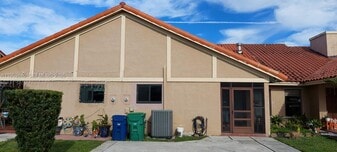 19525 Cypress Ct E in Hialeah, FL - Building Photo