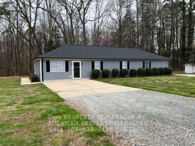 318 Rustic Rd in Mooresville, NC - Building Photo