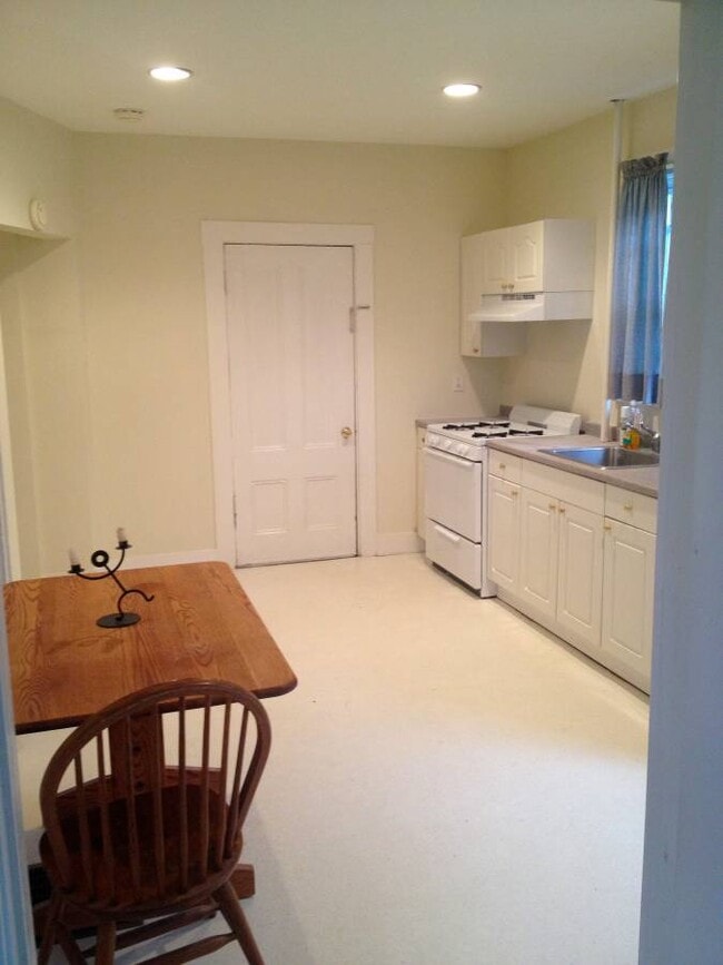 14 Massachusetts Ave, Unit 2 Bedroom 1 bath Apt in Lexington, MA - Building Photo - Building Photo