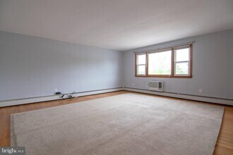 708 Carmen Dr in Norristown, PA - Building Photo - Building Photo