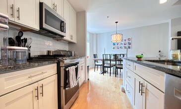 1601 Beacon St, Unit 433 in Brookline, MA - Foto de edificio - Building Photo