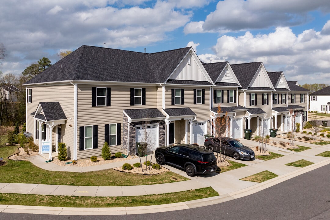 Hillpoint Preserve Townhome Apartments in Suffolk, VA - Foto de edificio