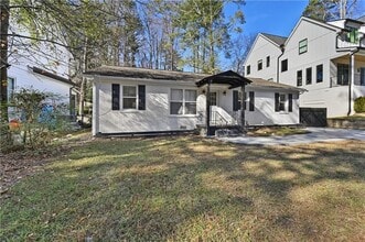 1728 Wayland Cir NE in Atlanta, GA - Foto de edificio - Building Photo