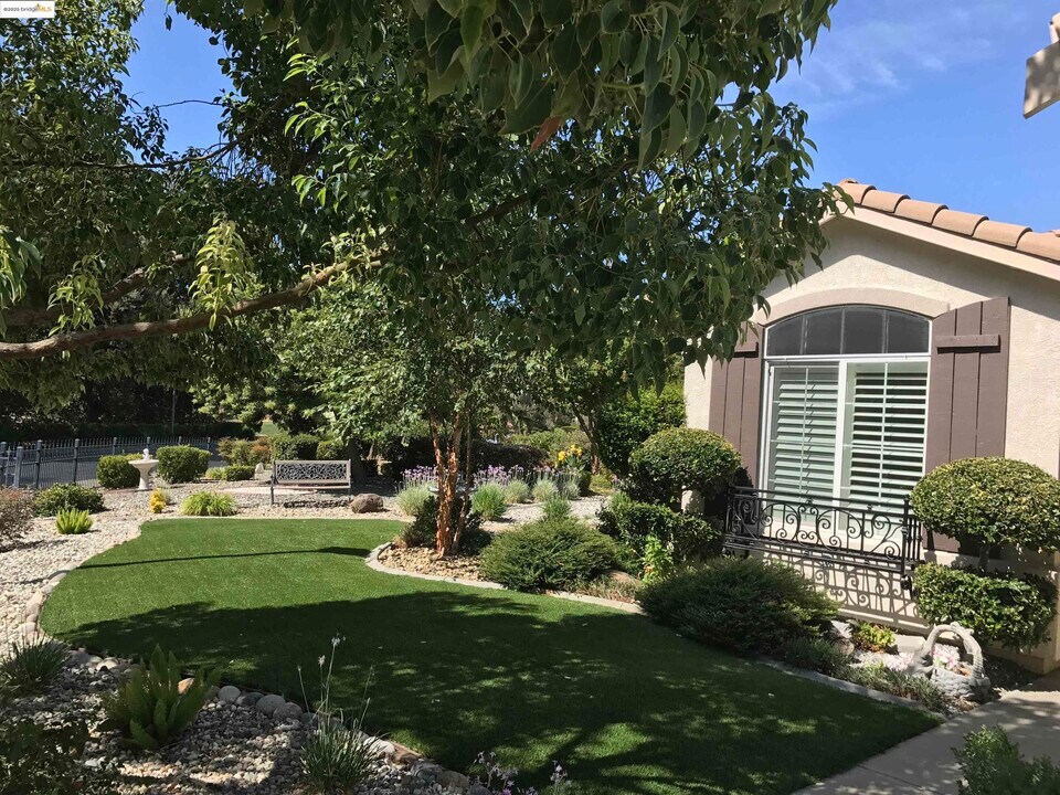 639 Pomona Dr in Brentwood, CA - Building Photo