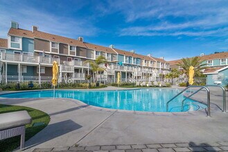 Huntington Breakers in Huntington Beach, CA - Building Photo - Building Photo