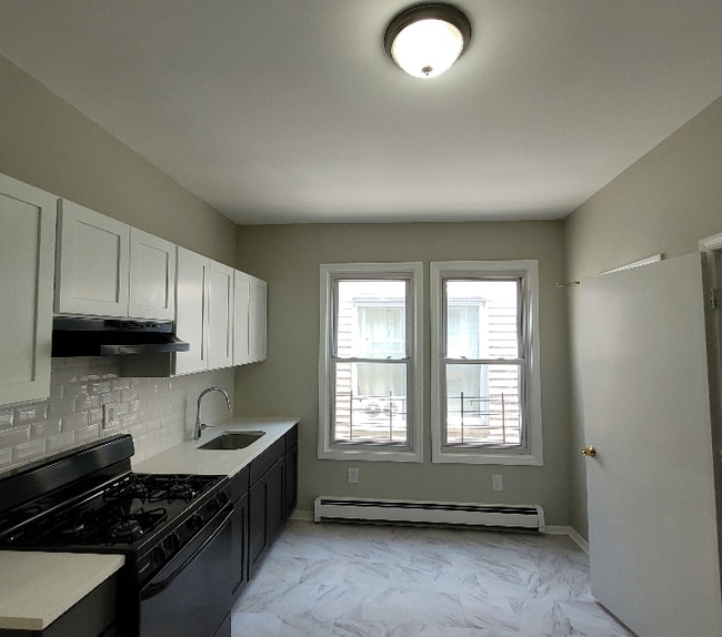 666 Grove St, Unit 2R in Irvington, NJ - Foto de edificio - Building Photo