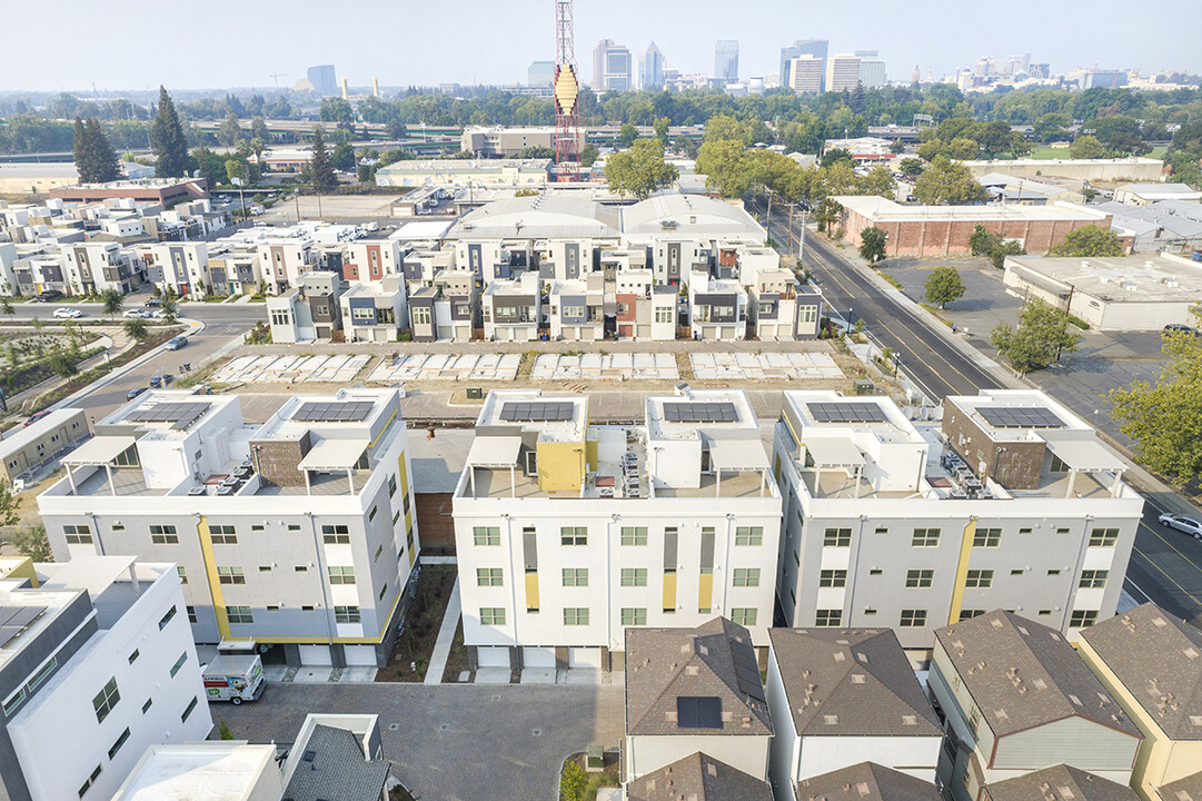 The Flats at the Mill at Broadway in Sacramento, CA - Foto de edificio