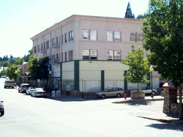 Travelers Hotel in Dunsmuir, CA - Building Photo