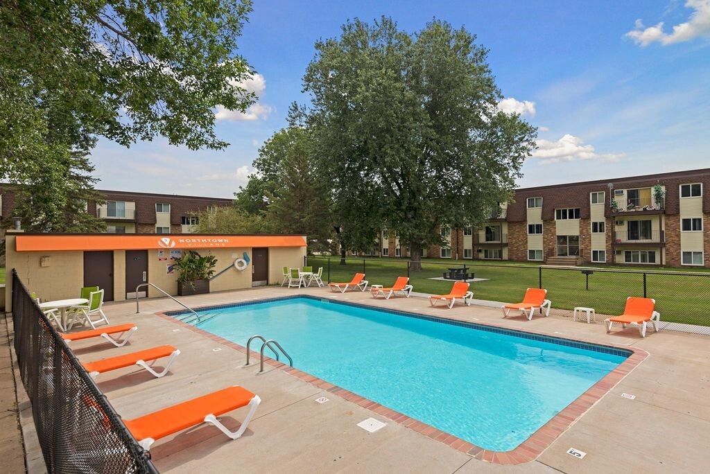 Northtown Village Apartments in Spring Lake Park, MN - Foto de edificio