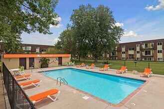 Northtown Village Apartments in Spring Lake Park, MN - Foto de edificio - Building Photo