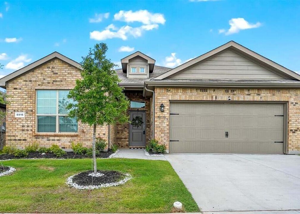 8916 Old Rawhide Ln in Fort Worth, TX - Building Photo