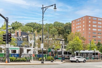 9 University Rd, Unit 15-E in Brookline, MA - Foto de edificio - Building Photo