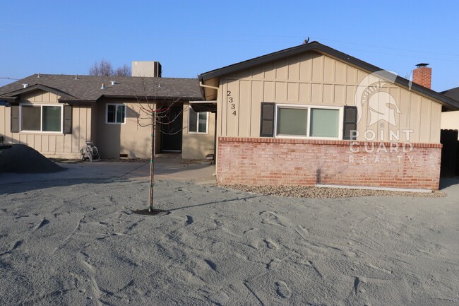 2334 W Cambridge Ave in Visalia, CA - Building Photo - Building Photo