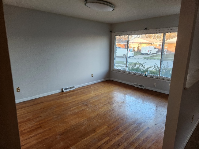 6557 Colonial St in Dearborn Heights, MI - Building Photo - Building Photo