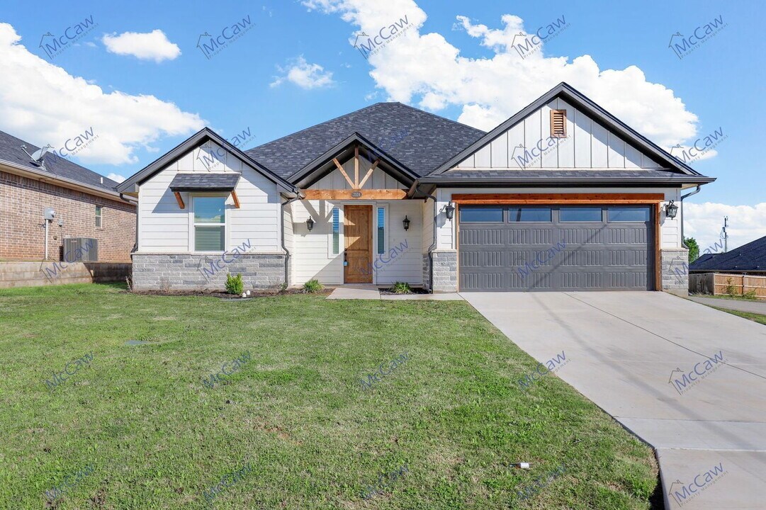 2524 Creek Dr in Granbury, TX - Building Photo