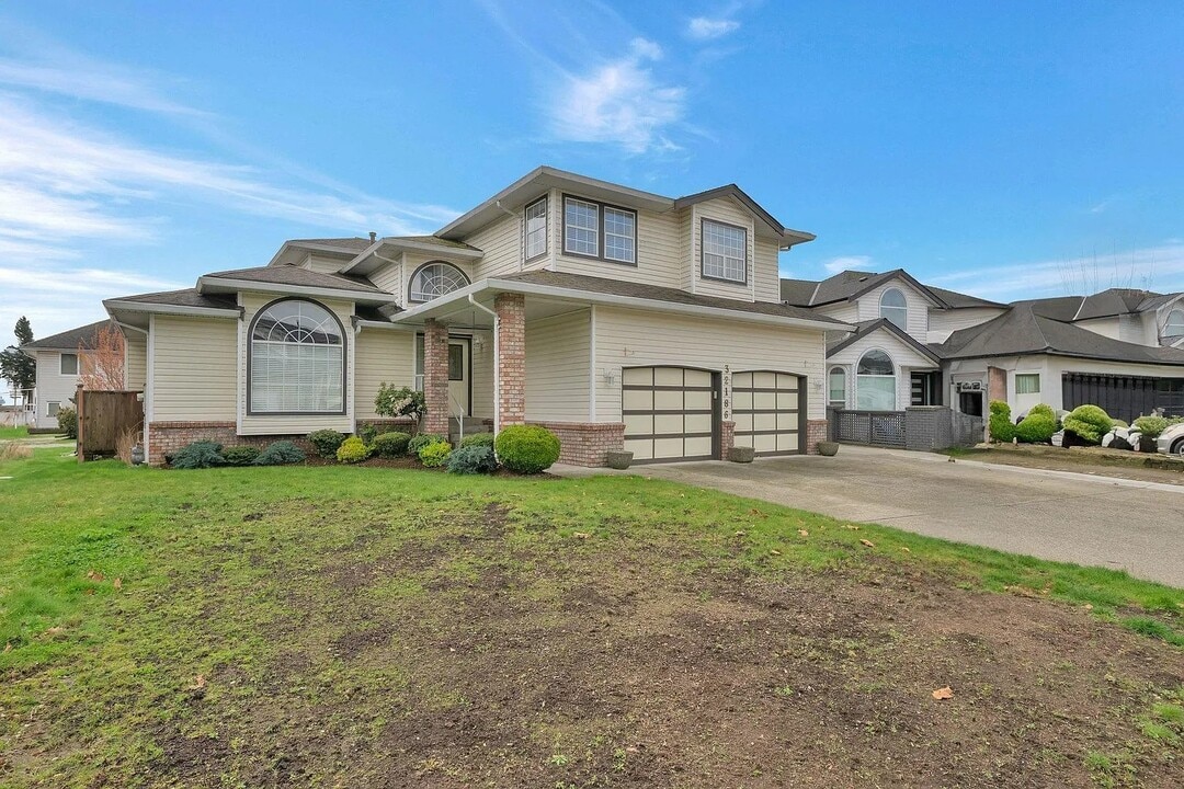 32186 Elkford Dr in Abbotsford, BC - Building Photo