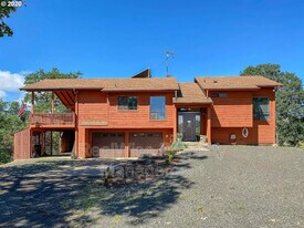 539 Hatfield Dr in Roseburg, OR - Building Photo