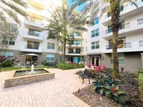 2421 NE 65th St, Unit 601 in Fort Lauderdale, FL - Foto de edificio - Building Photo