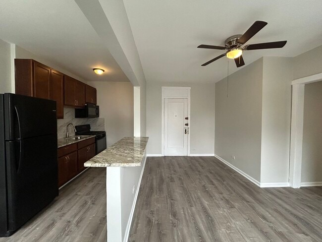 2712 N Milwaukee Ave, Unit Unit 215 in Chicago, IL - Building Photo - Building Photo