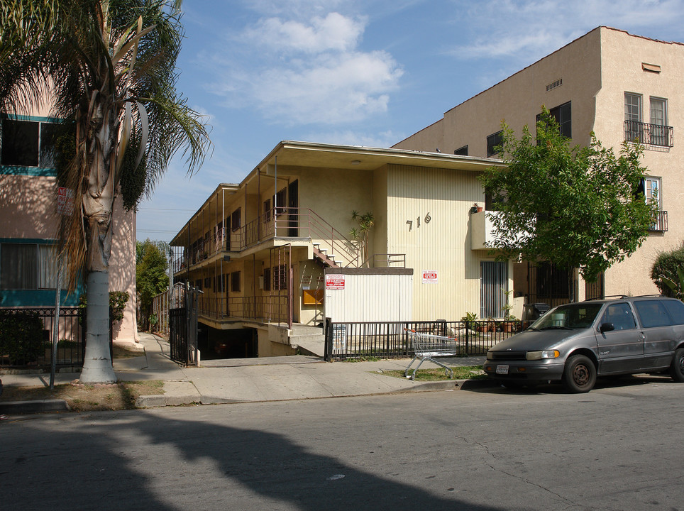 716 N Hobart Blvd in Los Angeles, CA - Foto de edificio