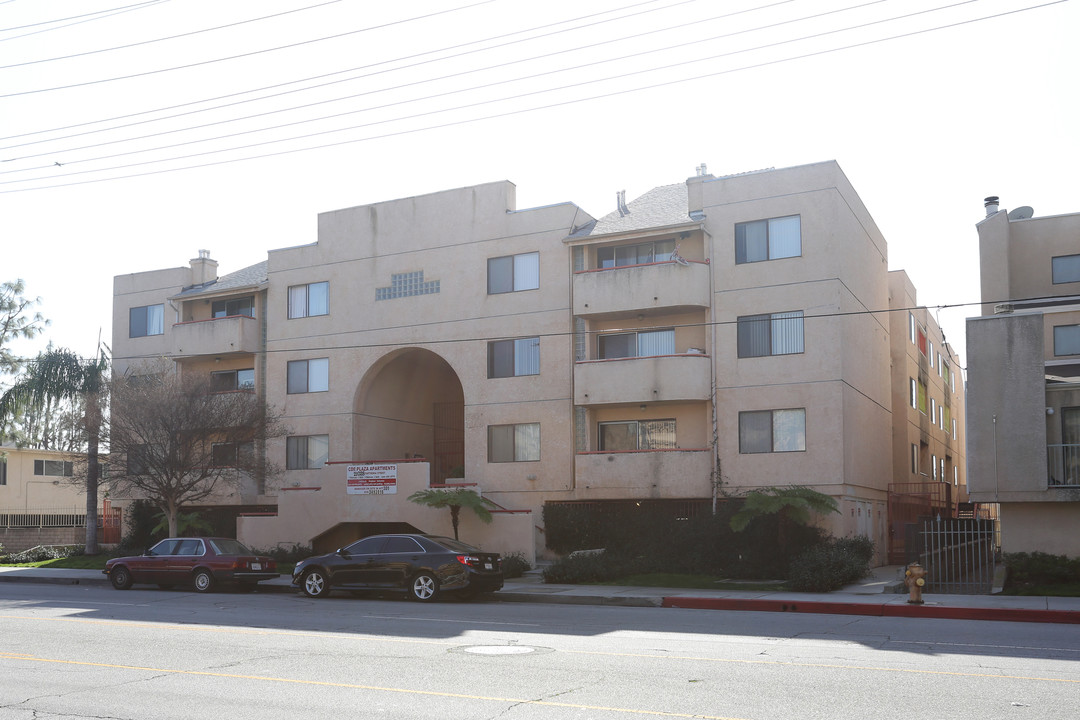 CDE Plaza Apartments in Canoga Park, CA - Building Photo