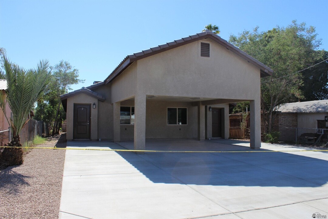 211 E Flower St in Somerton, AZ - Building Photo