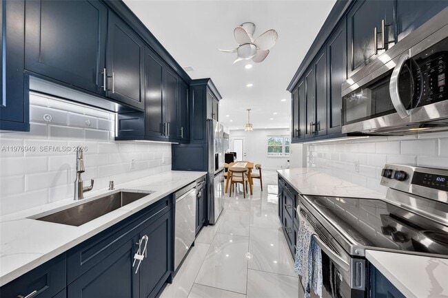 3922 NE 166th St in Miami, FL - Foto de edificio - Building Photo