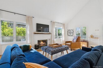 4 Morris Ct in Westhampton Beach, NY - Building Photo - Building Photo