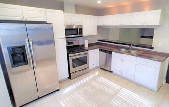9001 Paddington Dr in Riverside, CA - Foto de edificio - Building Photo