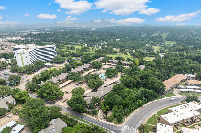 2505 Wedglea Dr in Dallas, TX - Foto de edificio - Building Photo