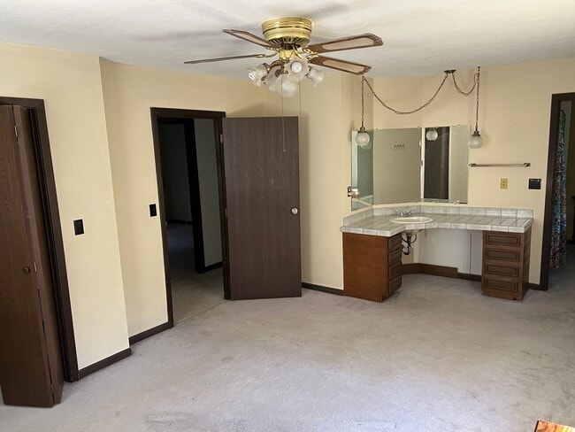 property at 164 N Hills Dr