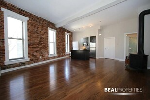 2220 N Clark St in Chicago, IL - Building Photo