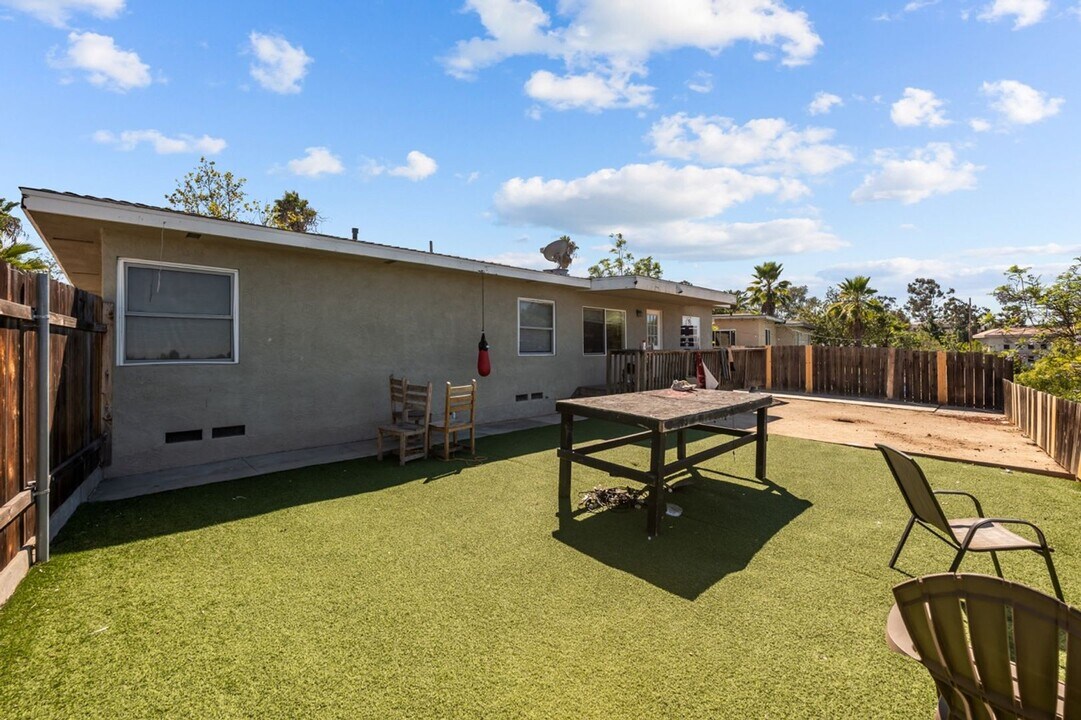 5379 E Falls View Dr in San Diego, CA - Building Photo