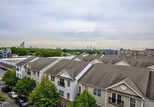 3 Greenwich Dr, Unit 116 in Jersey City, NJ - Building Photo - Building Photo