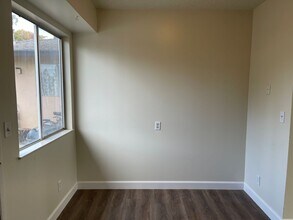 1323 Edwards Ave in Santa Rosa, CA - Foto de edificio - Building Photo