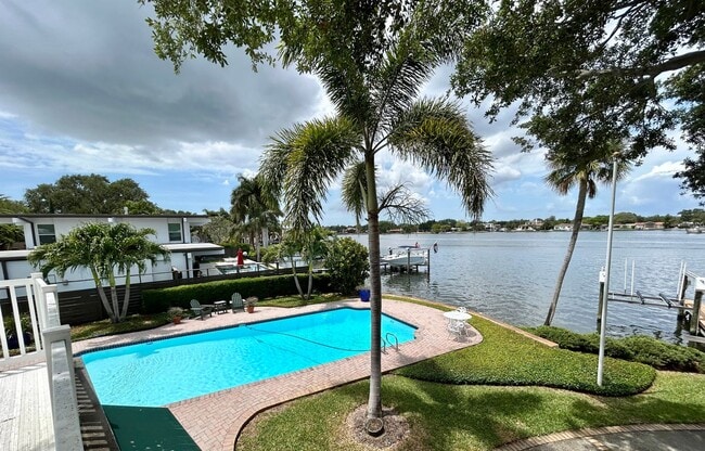 1015 31st Terrace NE in St. Petersburg, FL - Building Photo - Building Photo