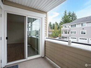 13405 97th Ave E in Puyallup, WA - Foto de edificio - Building Photo