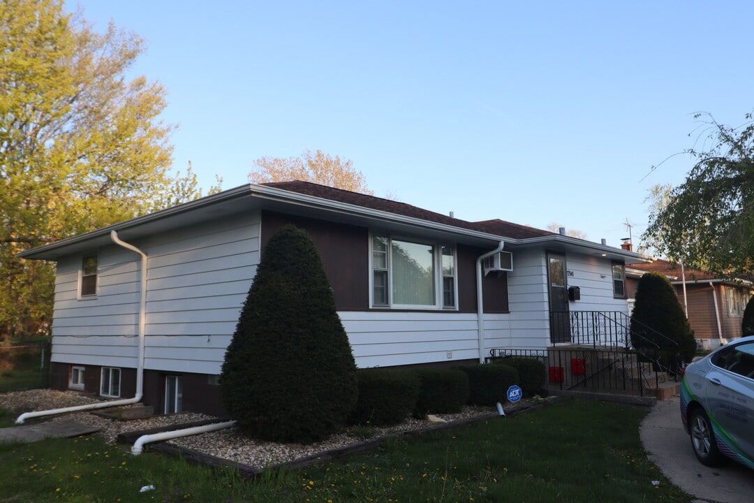 17941 Burnham Ave-Unit -B-2 in Lansing, IL - Building Photo
