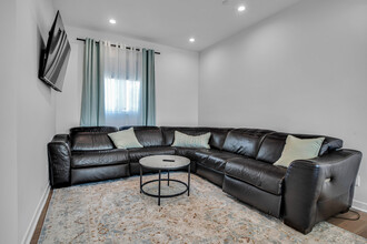 10634 Ledeen Dr in Los Angeles, CA - Foto de edificio - Building Photo