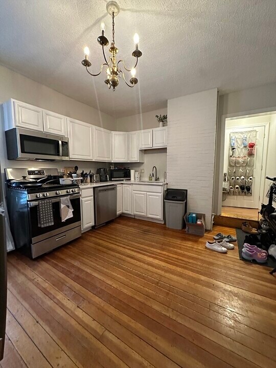 47 Wallingford Rd in Boston, MA - Building Photo